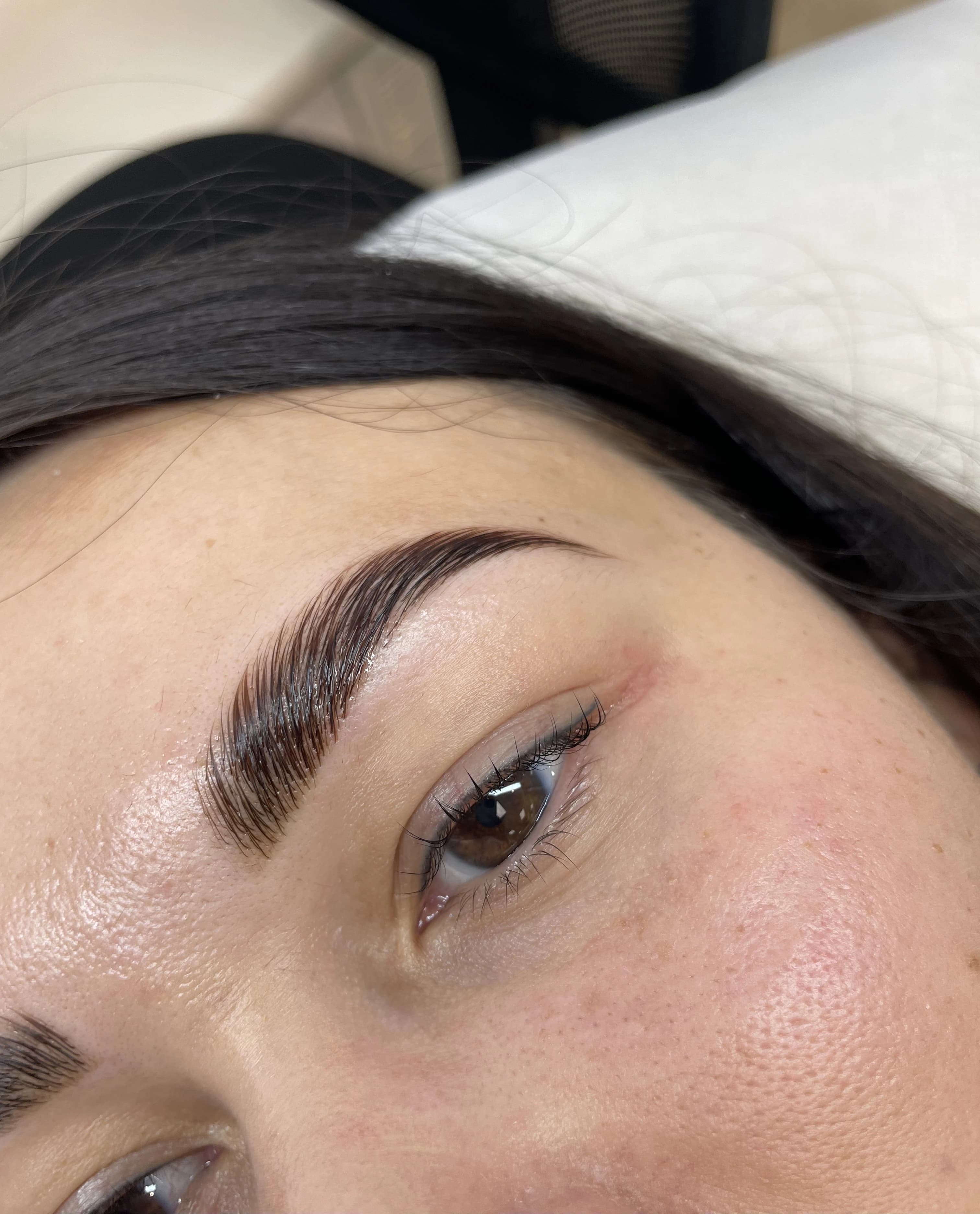 Glossy laminated dark brow with subtle upper lash line enhancement at My Beauty Space Mississauga.